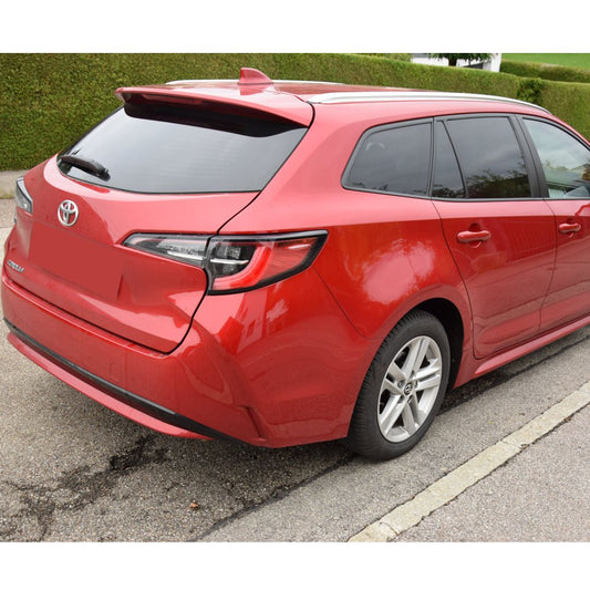 Tönungsfolie passgenau zugeschnitten und professionell montiert auf Toyota Corolla Touring Sports – Beispiel mit FVB Carbon Folie