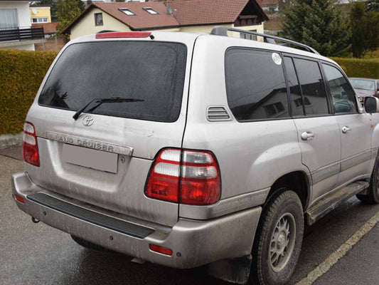 Tönungsfolie passgenau zugeschnitten und professionell montiert auf Toyota Land Cruiser J10 – Beispiel mit FVB Carbon Folie