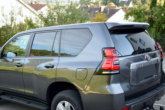 Tönungsfolie passgenau zugeschnitten und professionell montiert auf Toyota Land Cruiser J12 – Beispiel mit FVB Carbon Folie