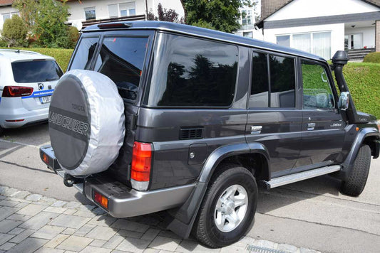 Tönungsfolie passgenau zugeschnitten und professionell montiert auf Toyota Land Cruiser J7 – Beispiel mit FVB Carbon Folie