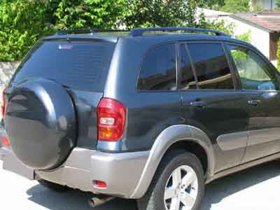 Tönungsfolie passgenau zugeschnitten und professionell montiert auf Toyota RAV4 – Beispiel mit FVB Carbon Folie