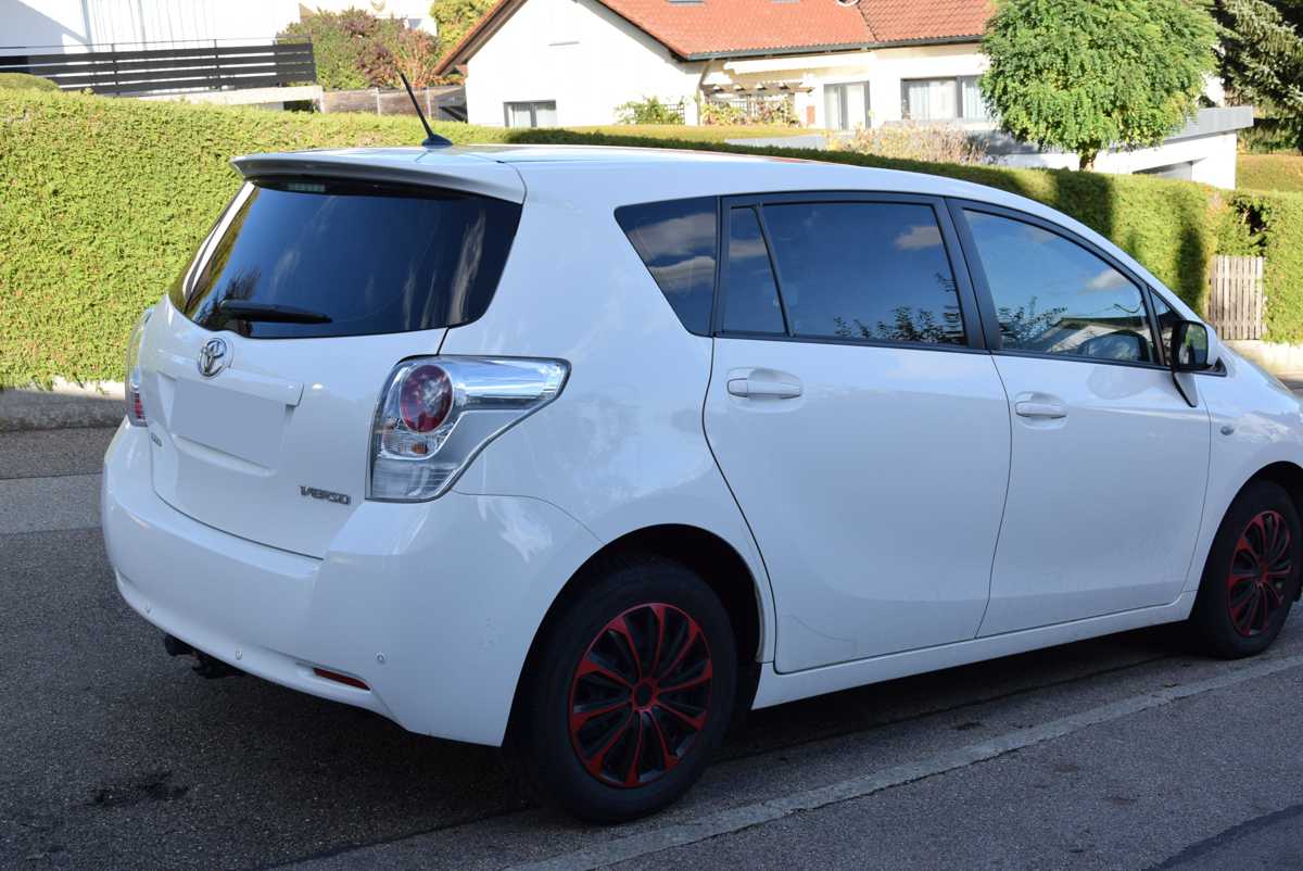 Tönungsfolie passgenau zugeschnitten und professionell montiert auf Toyota Verso – Beispiel mit FVB Carbon Folie