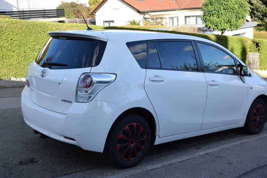 Tönungsfolie passgenau zugeschnitten und professionell montiert auf Toyota Verso – Beispiel mit FVB Carbon Folie