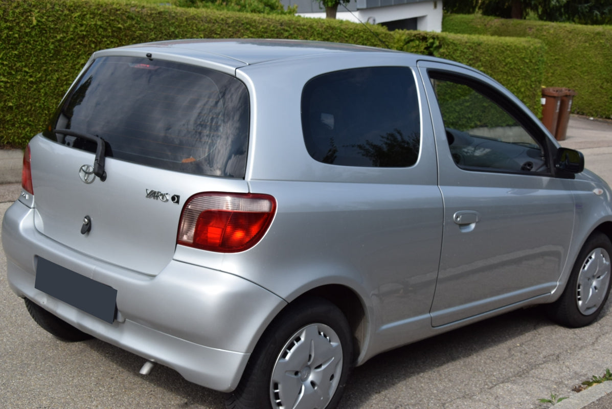 Tönungsfolie passgenau zugeschnitten und professionell montiert auf Toyota Yaris XP1 3-Türer – Beispiel mit FVB Carbon Folie