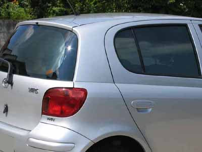Tönungsfolie passgenau zugeschnitten und professionell montiert auf Toyota Yaris XP1 5-Türer – Beispiel mit FVB Carbon Folie