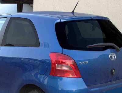 Tönungsfolie passgenau zugeschnitten und professionell montiert auf Toyota Yaris XP9 3-Türer – Beispiel mit FVB Carbon Folie