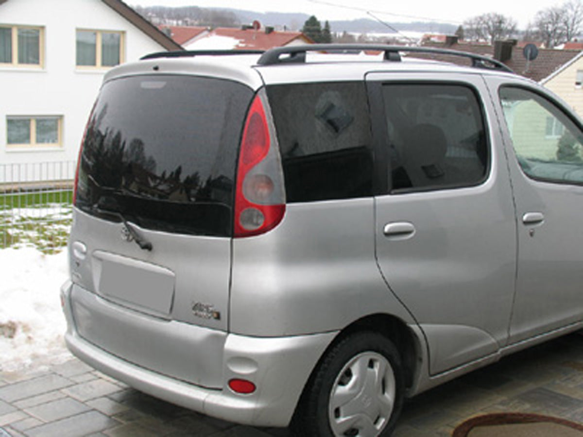 Tönungsfolie passgenau zugeschnitten und professionell montiert auf Toyota Yaris Verso – Beispiel mit FVB Carbon Folie