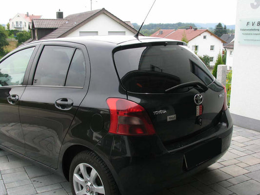 Tönungsfolie passgenau zugeschnitten und professionell montiert auf Toyota Yaris XP9 5-Türer – Beispiel mit FVB Carbon Folie