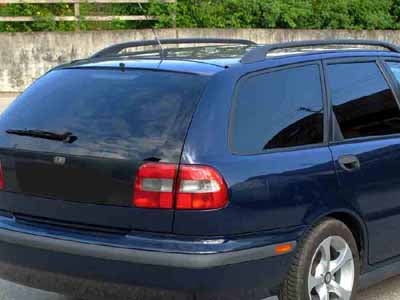 Tönungsfolie passgenau zugeschnitten und professionell montiert auf Volvo V40 Kombi – Beispiel mit FVB Carbon Folie