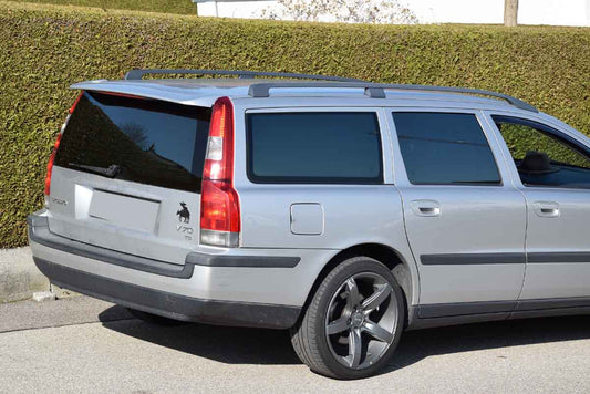 Tönungsfolie passgenau zugeschnitten und professionell montiert auf Volvo V70 P26 – Beispiel mit FVB Carbon Folie