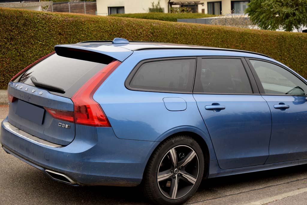 Tönungsfolie passgenau zugeschnitten und professionell montiert auf Volvo V90 – Beispiel mit FVB Carbon Folie