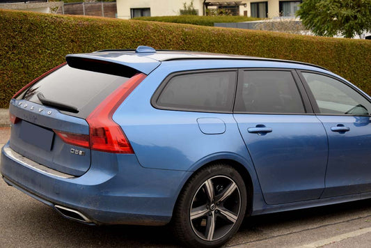 Tönungsfolie passgenau zugeschnitten und professionell montiert auf Volvo V90 – Beispiel mit FVB Carbon Folie