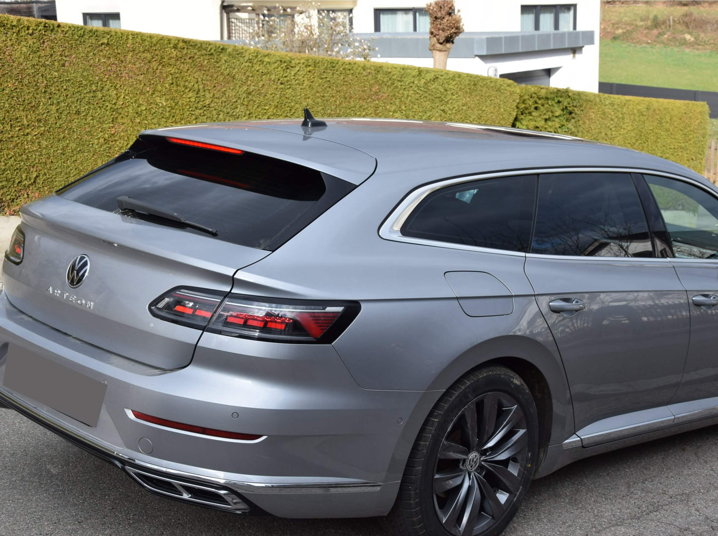 Tönungsfolie passgenau zugeschnitten und professionell montiert auf VW Arteon Shooting Brake – Beispiel mit FVB Carbon Folie