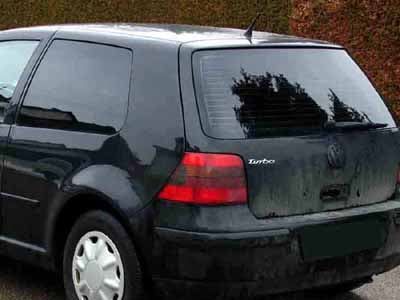 Tönungsfolie passgenau zugeschnitten und professionell montiert auf VW Golf 4 3-türer – Beispiel mit FVB Carbon Folie