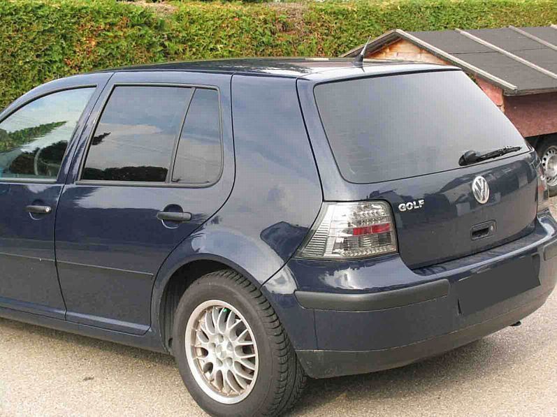 Tönungsfolie passgenau zugeschnitten und professionell montiert auf VW Golf 4 5-türer – Beispiel mit FVB Carbon Folie
