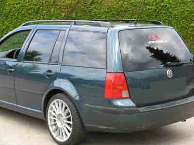 Tönungsfolie passgenau zugeschnitten und professionell montiert auf VW Golf 4 Variant – Beispiel mit FVB Carbon Folie