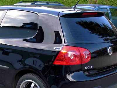 Tönungsfolie passgenau zugeschnitten und professionell montiert auf VW Golf 5 3-türer – Beispiel mit FVB Carbon Folie