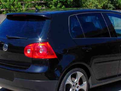 Tönungsfolie passgenau zugeschnitten und professionell montiert auf VW Golf 5 5-türer – Beispiel mit FVB Carbon Folie