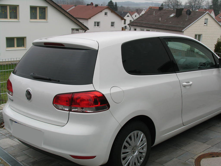 Tönungsfolie passgenau zugeschnitten und professionell montiert auf VW Golf 6 3-türer – Beispiel mit FVB Carbon Folie
