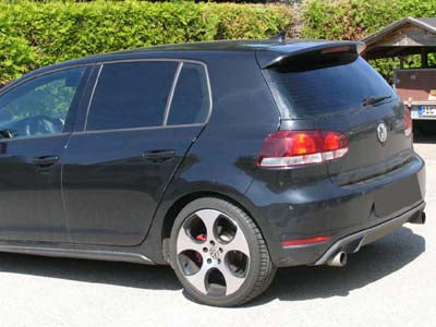 Tönungsfolie passgenau zugeschnitten und professionell montiert auf VW Golf 6 5-türer – Beispiel mit FVB Carbon Folie