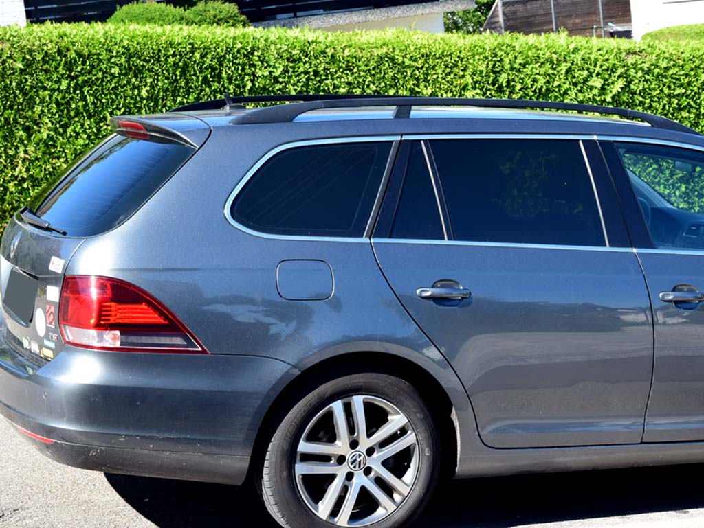 Tönungsfolie passgenau zugeschnitten und professionell montiert auf VW Golf 6 Variant – Beispiel mit FVB Carbon Folie