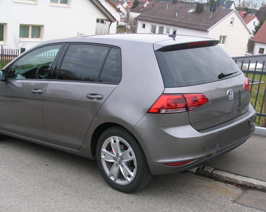 Tönungsfolie passgenau zugeschnitten und professionell montiert auf VW Golf 7 5-türer – Beispiel mit FVB Carbon Folie