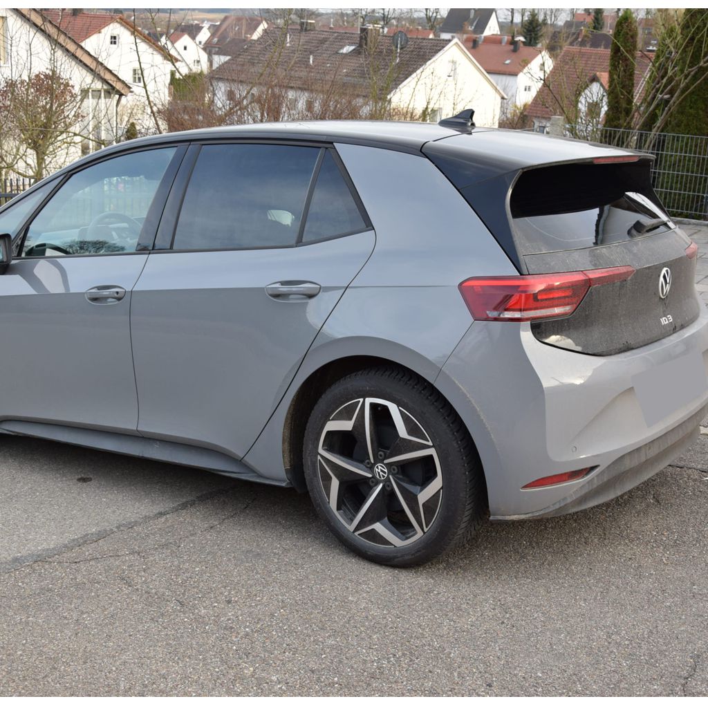 Tönungsfolie passgenau zugeschnitten und professionell montiert auf VW ID.3 – Beispiel mit FVB Carbon Folie