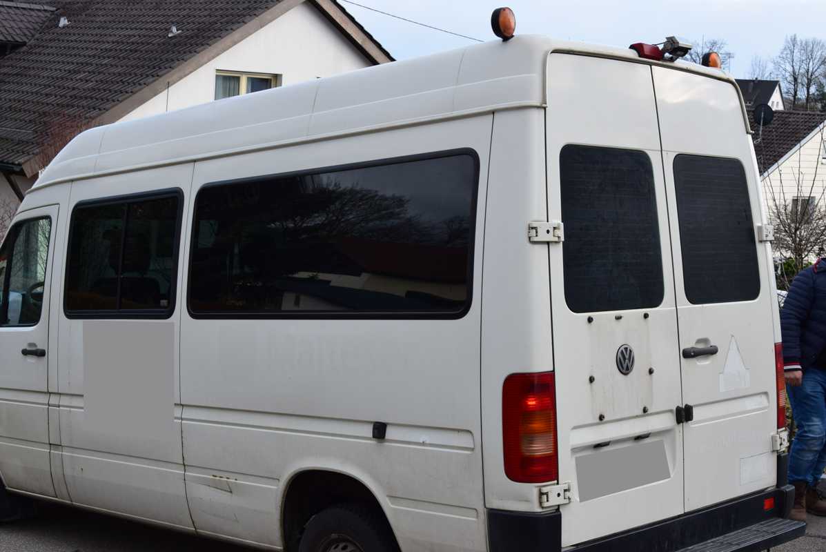 Tönungsfolie passgenau zugeschnitten und professionell montiert auf VW LT Beifahrerseite – Beispiel mit FVB Carbon Folie