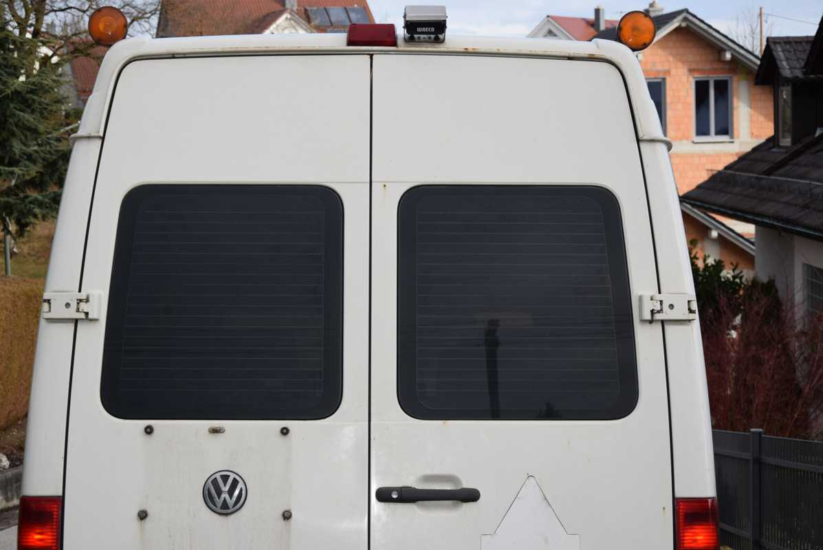 Tönungsfolie passgenau zugeschnitten und professionell montiert auf VW LT Hecktüren – Beispiel mit FVB Carbon Folie