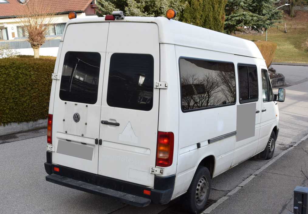 Tönungsfolie passgenau zugeschnitten und professionell montiert auf VW LT Heck – Beispiel mit FVB Carbon Folie