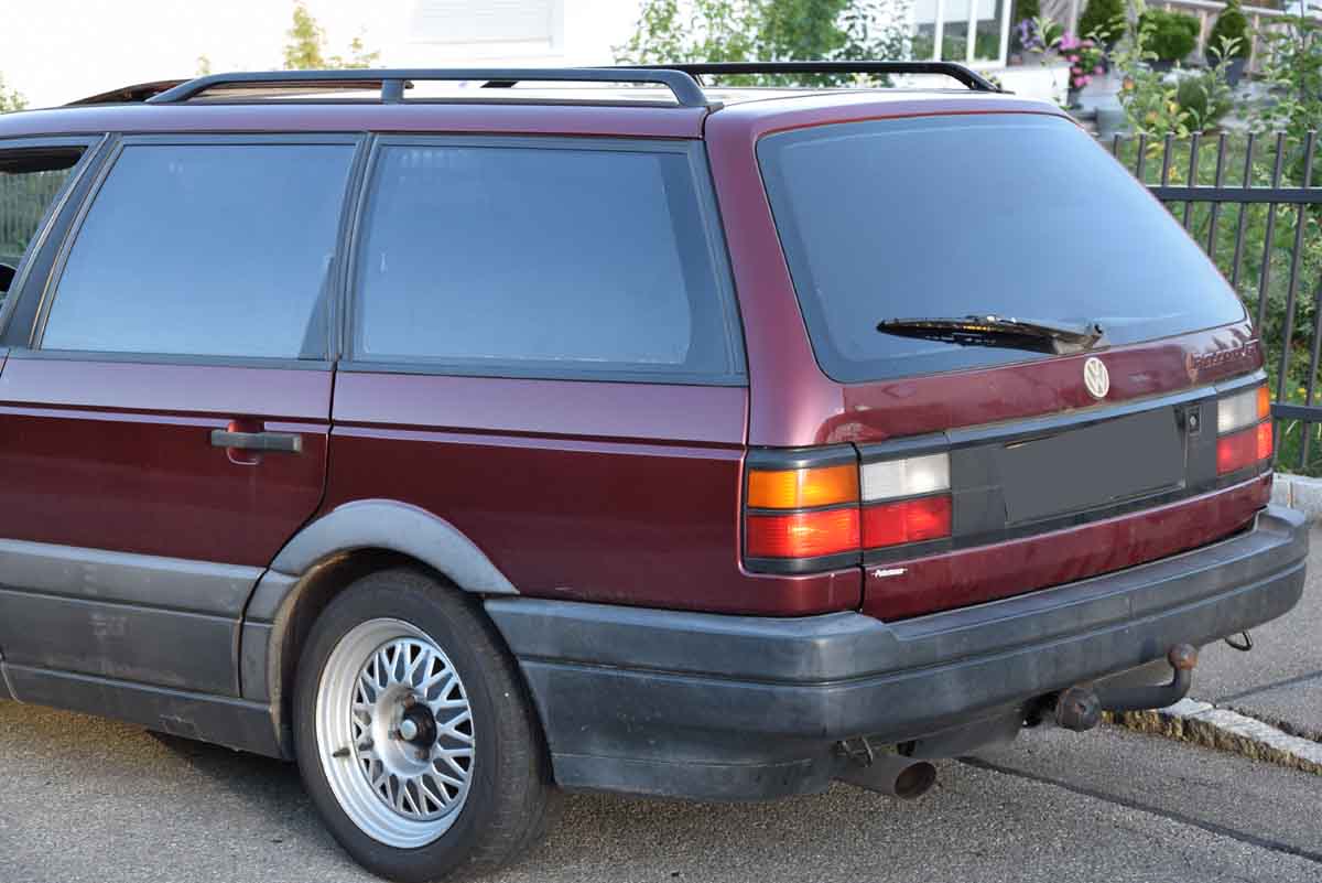 Tönungsfolie passgenau zugeschnitten und professionell montiert auf VW Passat Variant B3 – Beispiel mit FVB Carbon Folie