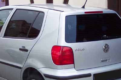 Tönungsfolie passgenau zugeschnitten und professionell montiert auf VW Polo 6N2 5-türer – Beispiel mit FVB Carbon Folie