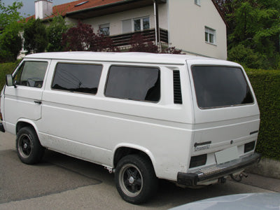 Tönungsfolie passgenau zugeschnitten und professionell montiert auf VW T3 – Beispiel mit FVB Carbon Folie