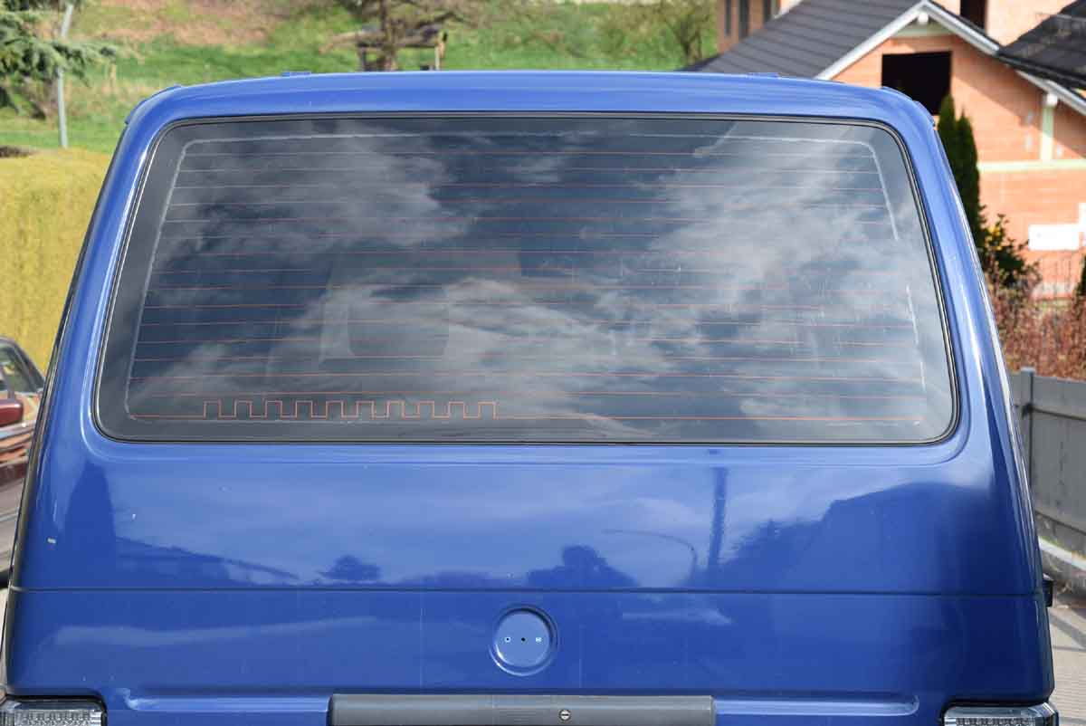 Tönungsfolie passgenau zugeschnitten und professionell montiert auf VW T4 Heckklappe – Beispiel mit FVB Carbon Folie