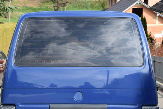 Tönungsfolie passgenau zugeschnitten und professionell montiert auf VW T4 Heckklappe – Beispiel mit FVB Carbon Folie