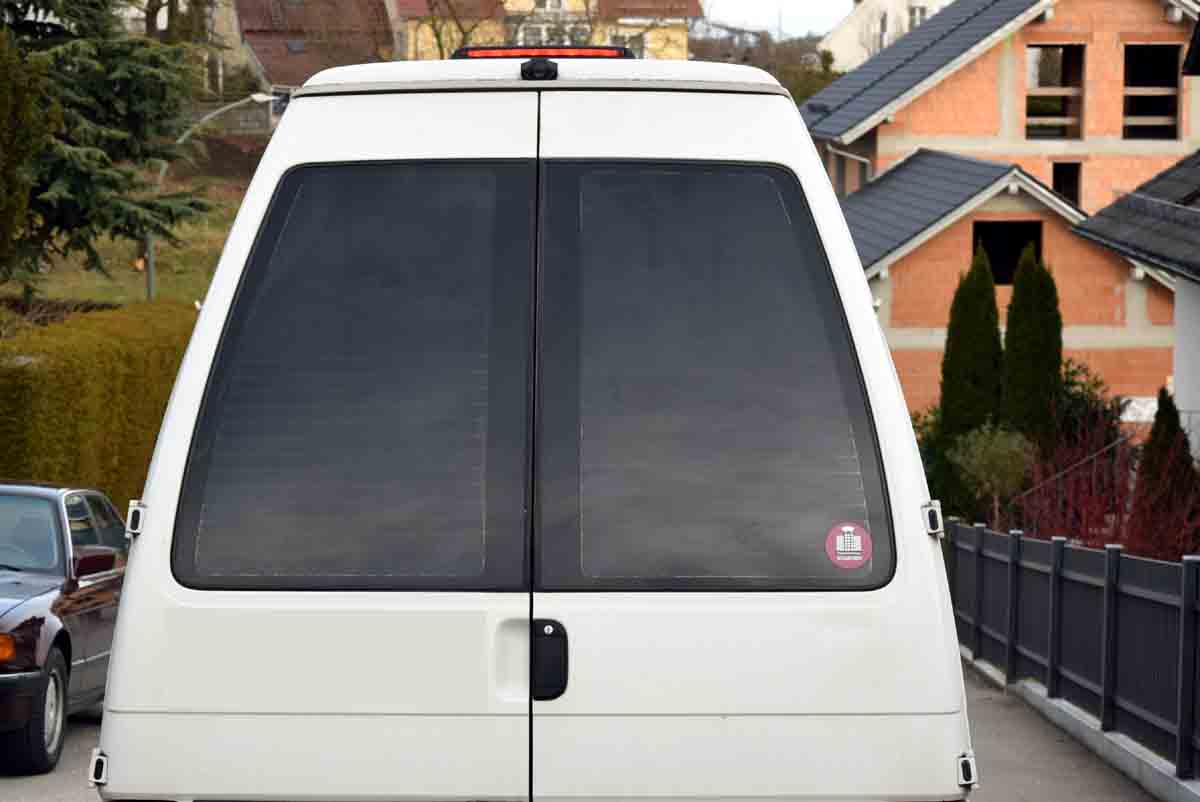 Tönungsfolie passgenau zugeschnitten und professionell montiert auf VW T4 Hochdach Hecktüren – Beispiel mit FVB Carbon Folie