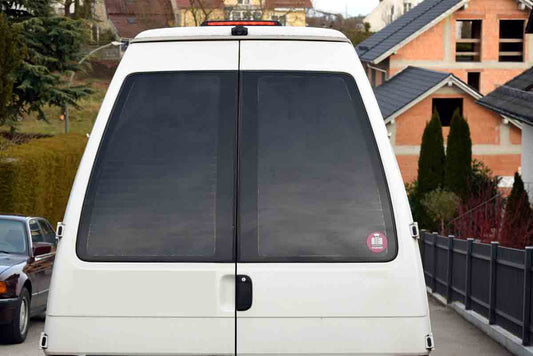 Tönungsfolie passgenau zugeschnitten und professionell montiert auf VW T4 Hochdach Hecktüren – Beispiel mit FVB Carbon Folie