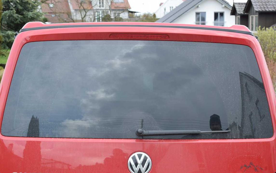 Tönungsfolie passgenau zugeschnitten und professionell montiert auf VW T5 Heckklappe – Beispiel mit FVB Carbon Folie