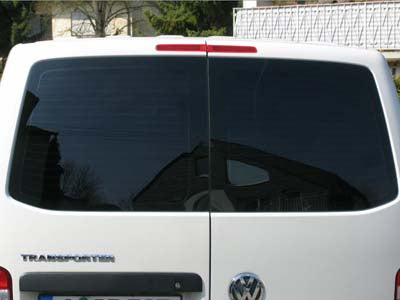 Tönungsfolie passgenau zugeschnitten und professionell montiert auf VW T5 Hecktüren – Beispiel mit FVB Carbon Folie