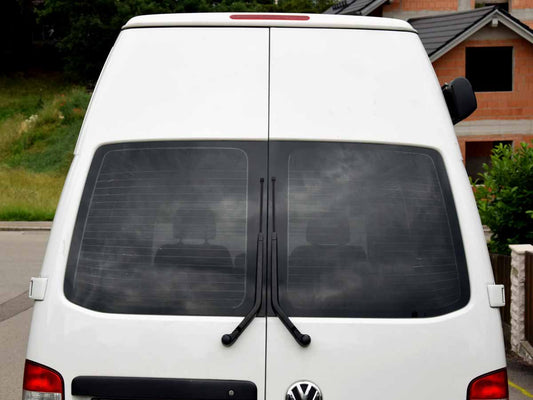 Tönungsfolie passgenau zugeschnitten und professionell montiert auf VW T5 Hochdach Hecktüren – Beispiel mit FVB Carbon Folie