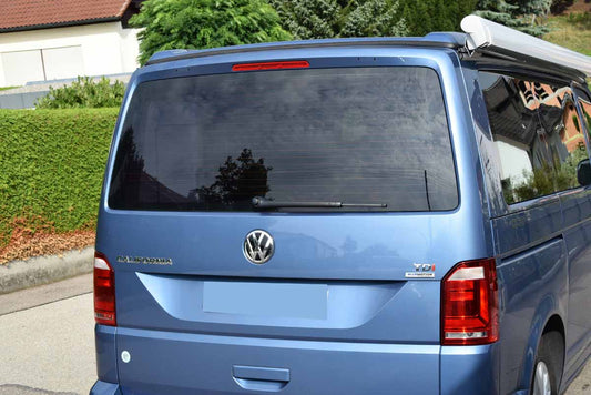 Tönungsfolie passgenau zugeschnitten und professionell montiert auf VW T6 Heckklappe – Beispiel mit FVB Carbon Folie