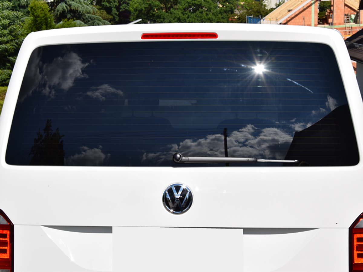 Tönungsfolie passgenau zugeschnitten und professionell montiert auf VW T6.1 Heckklappe – Beispiel mit FVB Carbon Folie