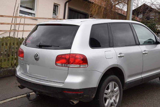 Tönungsfolie passgenau zugeschnitten und professionell montiert auf VW Touareg – Beispiel mit FVB Carbon Folie