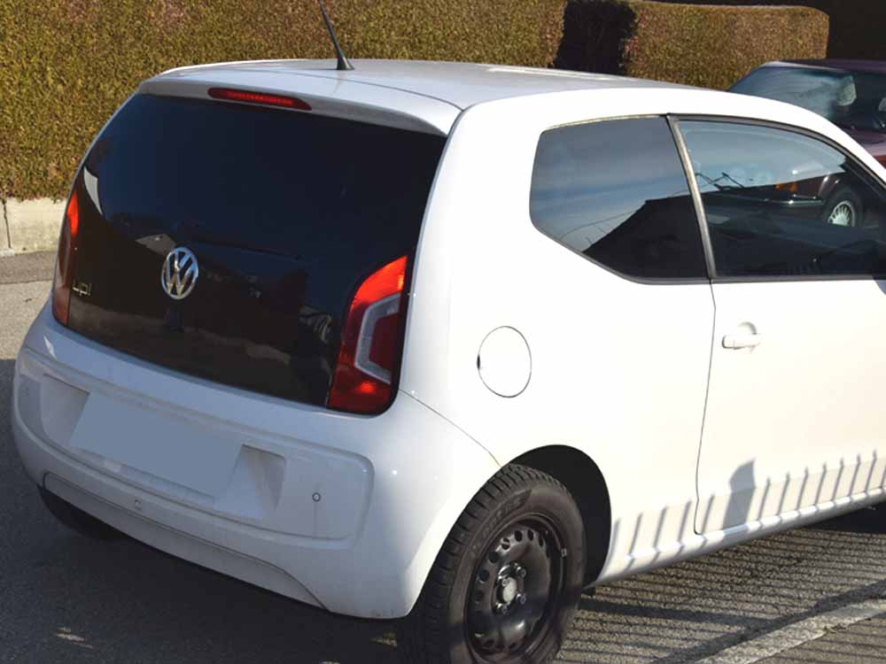 Tönungsfolie passgenau zugeschnitten und professionell montiert auf VW UP – Beispiel mit FVB Carbon Folie