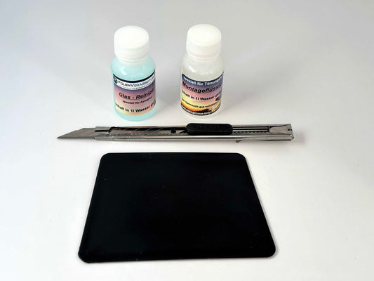 1 Rakel, 2 Flüssigkeiten und 1 Cuttermesser als Zubehör für die Folienmontage