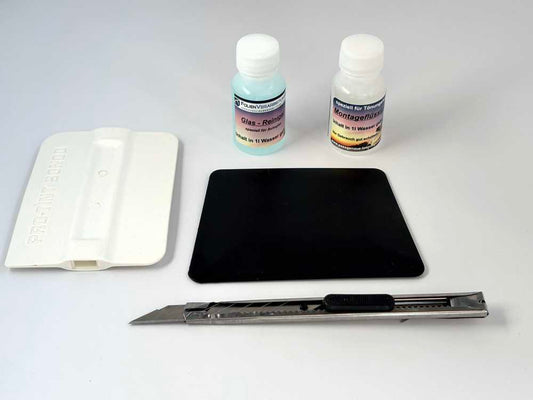 2 Rakel, 2 Flüssigkeiten und 1 Cuttermesser als Zubehör für die Folienmontage