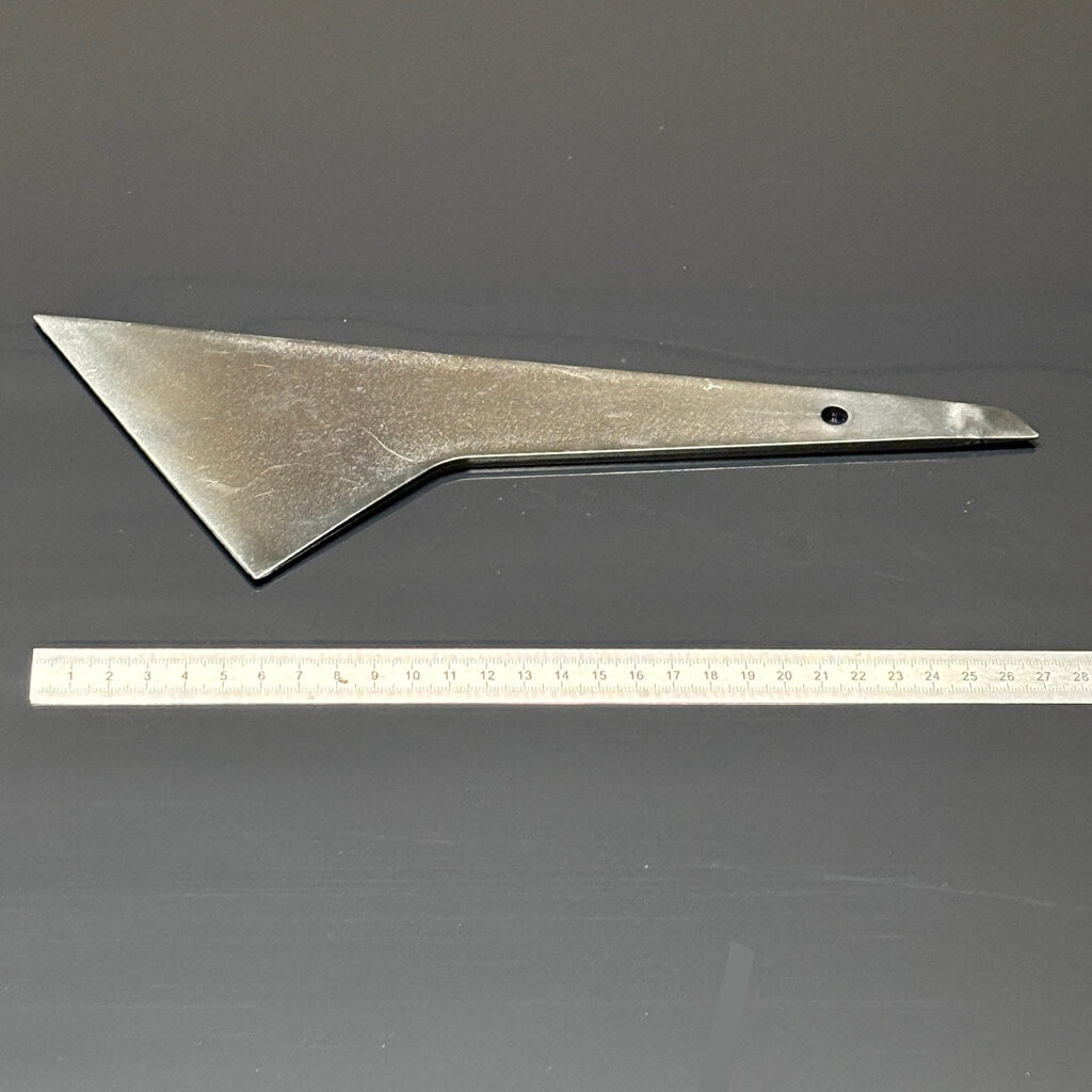 Dreieckiges Rakel in Schwarz mit langem Stiel für saubere Rand- und Detailarbeiten bei Tönungsfolien.