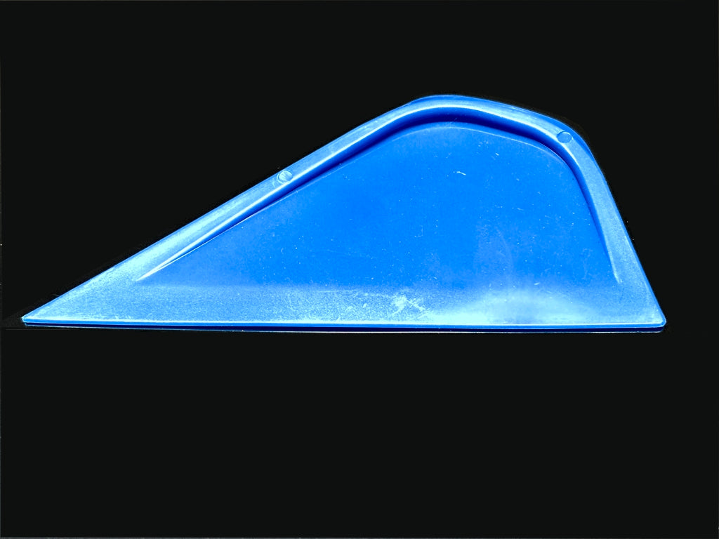 Dreieckiges Rakel in blau für saubere Rand- und Detailarbeiten bei Tönungsfolien.